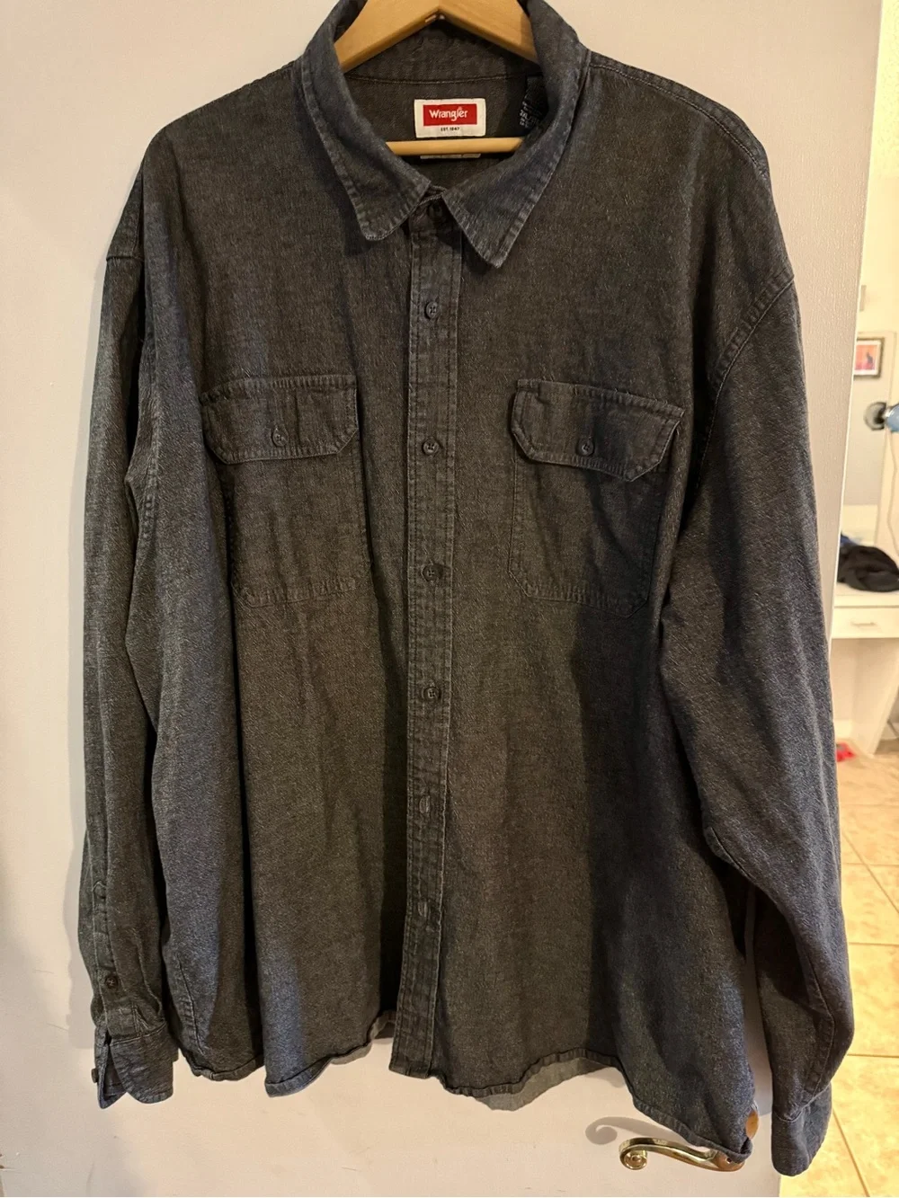 Wrangler Men’s 3X charcoal shirt with long sleeves like new 98 % cotton